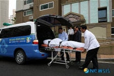 광주경찰청장 시신 옮기는 병원 관계자들