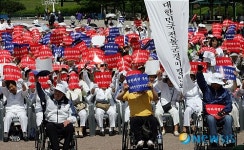 구호 외치는 대한민국전몰군경미망인회 회원들