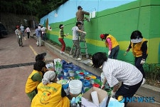 학교 담장에 벽화 그리며 꿈을 키워요