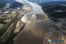 둔치습지가 훼손된 강정보 공사현장