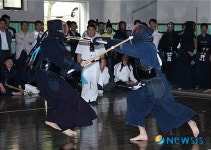 검도 대련하는 교도관들