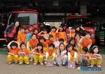 어린이들 소방관아저씨들에게 감사편지 전달