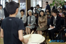 제남보육원생 공연 지켜보는 日 미유키 여사