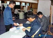 [6·2지방선거]투표용지를 받는 시민