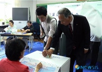 [6·2지방선거]투표하는 김백규 충북도지사 후보