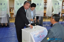 [6·2지방선거]투표하는 충북 청주시장 한범덕 후보 내외