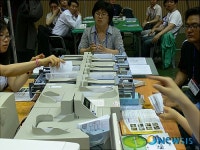[6·2지방선거]집계시작한 개표관계자들