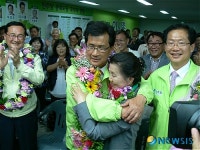 [6·2지방선거]환호하는 이시종 후보