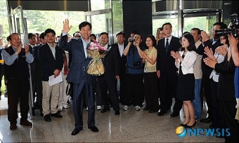 [6·2지방선거]시청 직원들에게 인사하는 오세훈 당선인