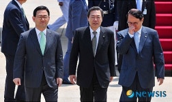 이야기 나누는 정정길 실장과 맹형규 장관