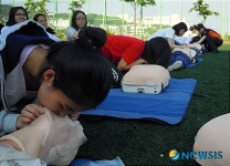 서울국제고등학교 학생들은 인공호흡중