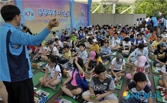 강동 학생과학축전 창의 블록 맞추기 대회에 참가하는 어린이들