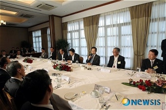 싱가포르 경제인과 간담회 갖는 이명박 대통령