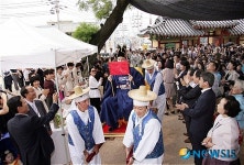 밀양관아서 가마타고 연지곤지 찍고 첫 전통혼례