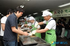 (주)아워홈 금오공과대학교점 | 금오공대 총장과 교수들, 기말고사 기간 학생들에게 'A+국수'직접 배식
