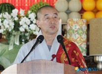 추모사하는 주정산 천태종 총무원장