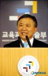 취재진 질문에 답하는 김성열 원장
