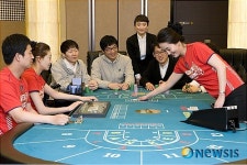 강원랜드 게임장 붉은 물결 뒤덮힌다