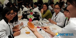 미생물 체험하는 꽃때말공부방 학생들