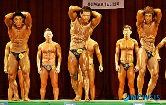 조각품 같은 보디빌더 몸매