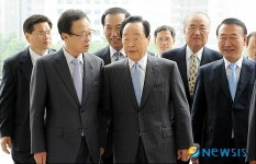 박희대 국회의장 안내받으며 국회들어서는 김영삼 전 대통령