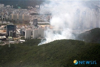 부산 해운대 장산에서 산불, 산불진화헬기 4대 투입 조기진화