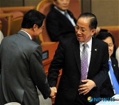 홍사덕 의원과 인사 나누는 김태영 국방부장관