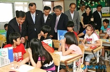 국산목재 책상 보급된 초등학교 교실