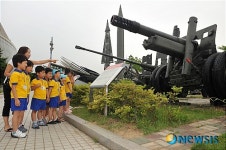 용산 전쟁기념관 찾은 어린이들