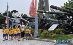 6.25 앞두고 전쟁기념관 찾은 어린이들