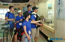 첫 승전 기념관 둘러보는 국토순례단