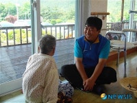 노인 말벗되어 주는 동해역 코레일 봉사회원
