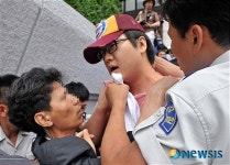 충돌 일으키는 KBS 노조원과 청원경찰