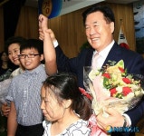 축하 꽃다발 받고 웃음짓는 고영진 교육감 내외