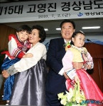축하 꽃다발 고영진 교육감 내외