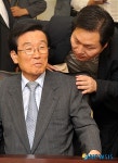 관계자와 이야기 나누는 신건 위원장