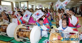 한국 전통민요 배우는 다문화가정 여성들