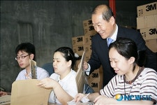 장애인들 격려하는 박홍섭 마포구청장