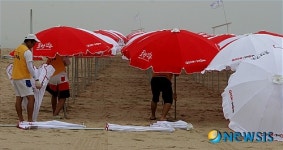 비치파라솔 설치하는 강릉시관계자들