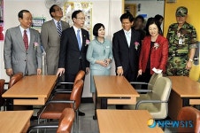 하나원 시설 둘러보는 현인택 장관과 의원들