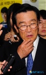 생각에 빠진 신건 위원장