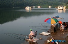 음성군 차평낙시터를 찾아 낚시를 즐기고 있는 강태공들