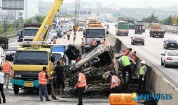 남해고속도로 진영휴게소 앞 차량 3중 추돌 화재