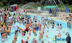 수영장 가득메운 어린이들