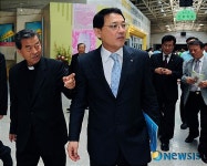 음성 꽃동네 둘러보는 유인촌 장관