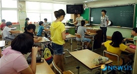 시험 앞두고 자리 정리하는 학생들