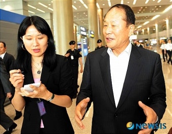 영포회 관련 취재진들 질문 받는 이상득 전 국회부의장