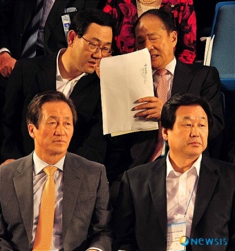 심각하게 이야기 나누는 주호영 특임장관과 이상득 전 국회부의장