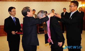 정운찬 총리, 시게이에 도시노리 주한 일본대사 수교훈장 광화장 수여