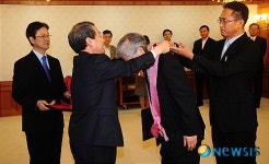 정운찬 총리, 시게이에 도시노리 주한 일본대사 수교훈장 광화장 수여